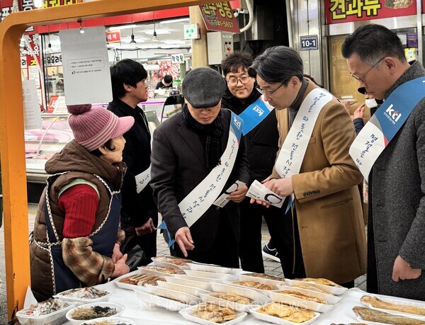 김대성 사회적가치 운영 위원장, 이충원 경영지원본부장 등이 진주 중앙시장에서 물품을 구매하고 있다.
