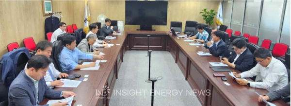 한국재생에너지단체총연합회와 한국에너지공단 관게자들이 햇빛소득마을 성공 방안을 논의하고 있다.